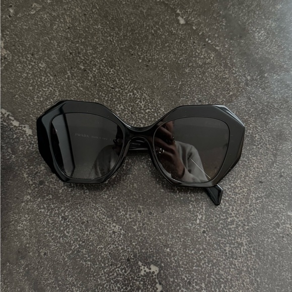 Prada Black Geometric Oversized Women\'s Sunglasses
